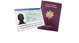 carte d'identié et passeport sur fond blanc
