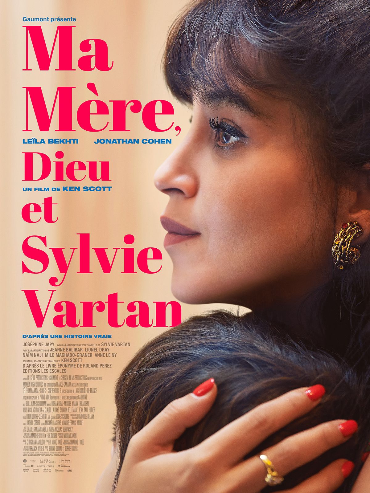 une femme (Leila Bekhti) visage de profil serrant un enfant dans ses bras