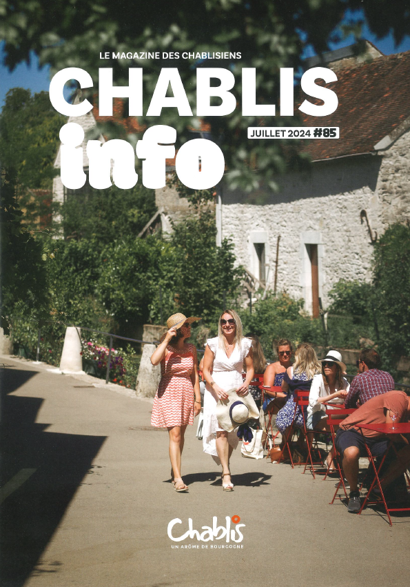 couverture chablis info 85 2 femmes marchent sur le quai du biez et des personnes sont assises en terrasse