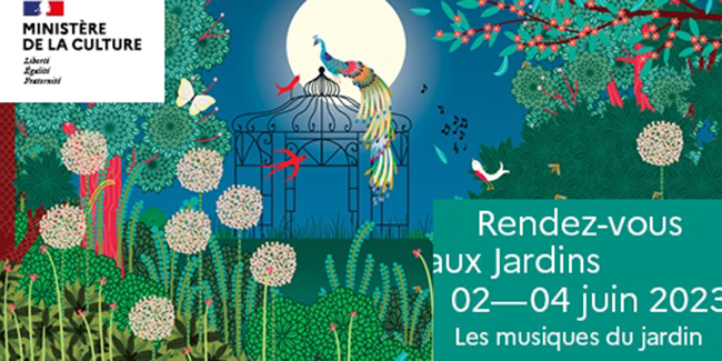 Paon posé sur un kiosque en fer forgé sur fond pleine lune et jardin