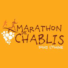 logo marathon de chablis fond orange coureur et grappe de raisins